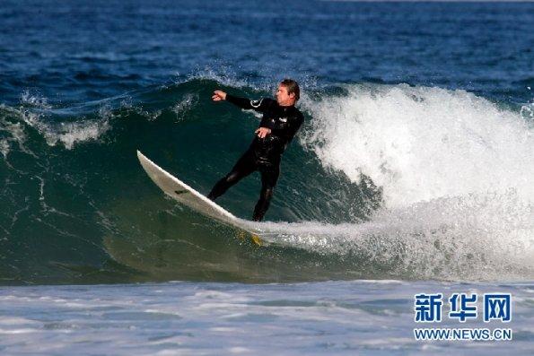 日本高速4车连撞！汽车被挤压到30厘米厚，车上夫妻当场死亡