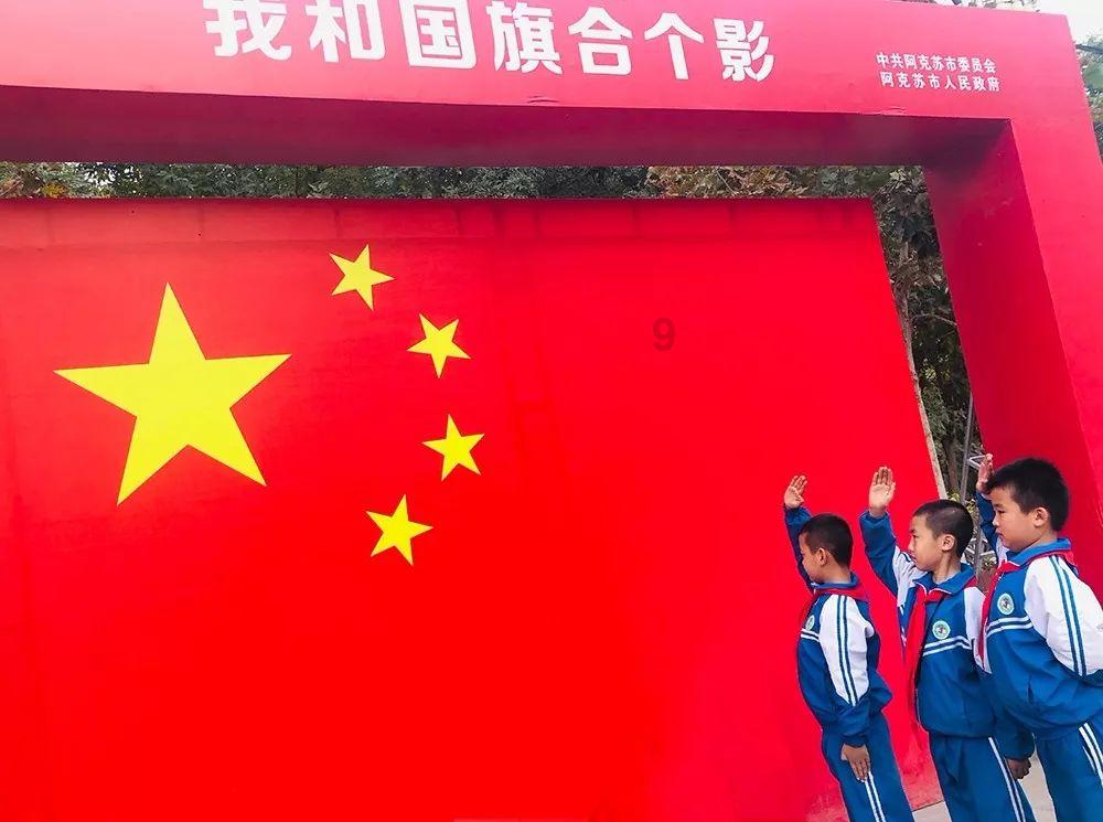 游客欢乐背后，一群人在默默守护