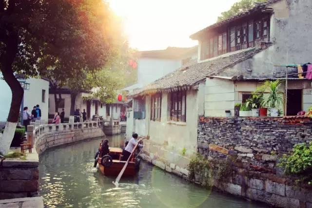 李湘复出双下巴明显，搭档李维嘉直播带货，快乐家族全员回归芒果